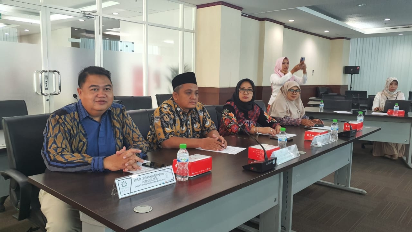 BENCHMARKING FEBI UIN SURAKARTA DI UINSA Surabaya