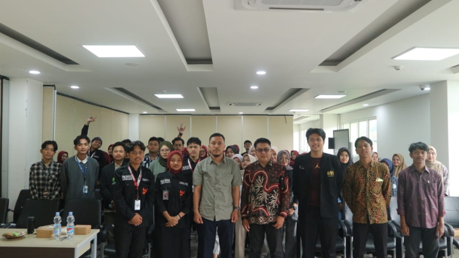 Peserta pelatihan antusias menyimak pemaparan materi dari Bapak Luthfi Hamdani di ruang pelatihan.