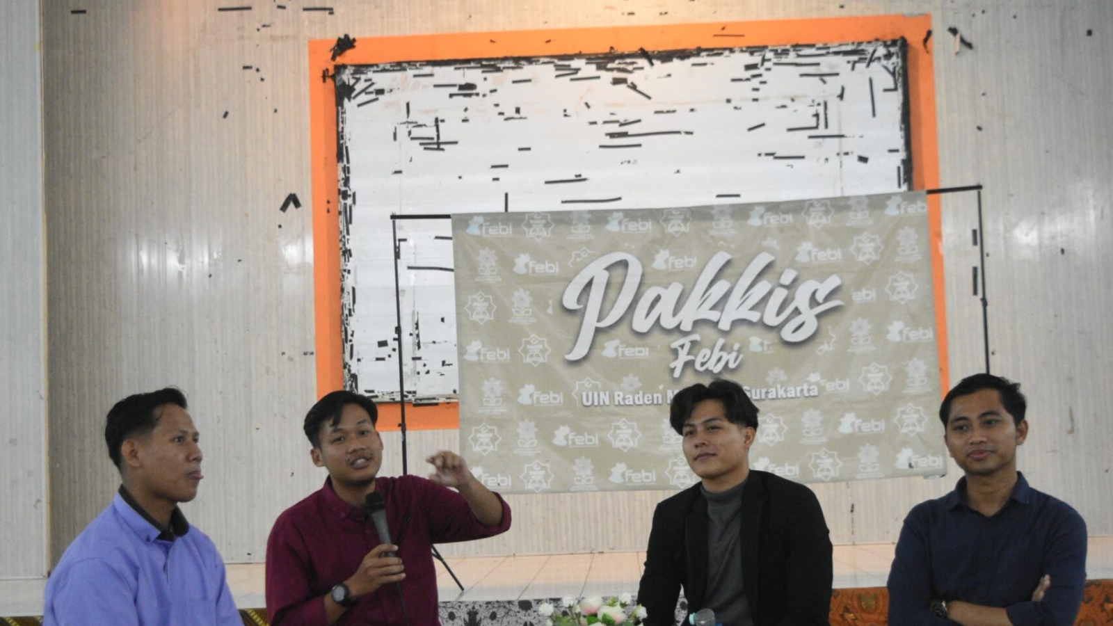 Mahasiswa mengikuti Dialog Publik Moderasi Beragama di Graha UIN Raden Mas Said Surakarta