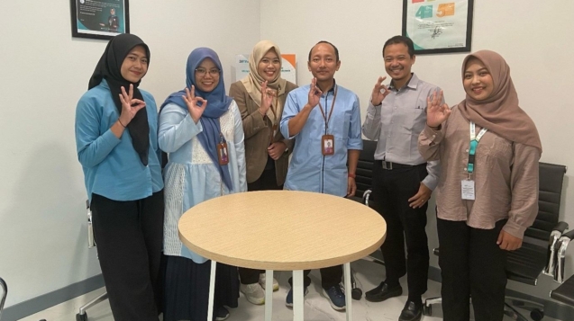 Mahasiswa FEBI UIN Raden Mas Said Surakarta berdiri rapi bersama tim BSI KCP Sukowati Sragen usai sesi monitoring, mengenakan kemeja formal dengan latar branding bank dan suasana ruang kerja profesional.