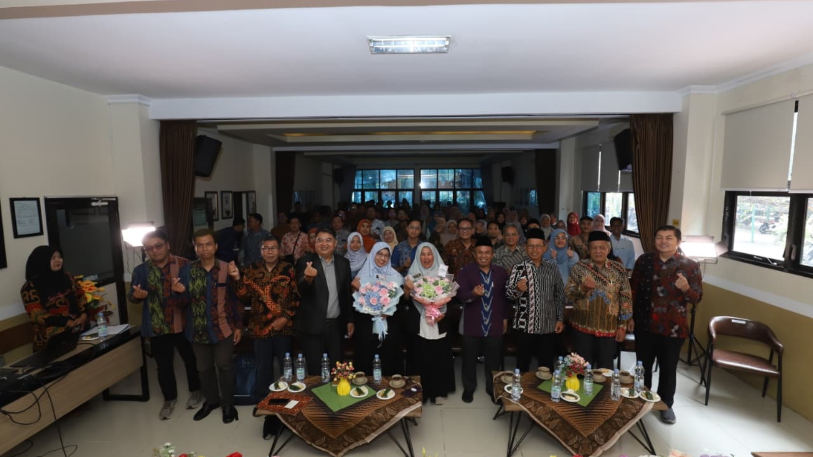 Prof. Dr. Datien Eriska Utami dan Prof. Dr. Fitri Wulandari menyampaikan orasi ilmiah Guru Besar di Aula FEBI UIN Raden Mas Said Surakarta (10/4). Orasi keduanya membahas sukuk korporasi global dan strategi knowledge sharing berbasis komitmen organisasional