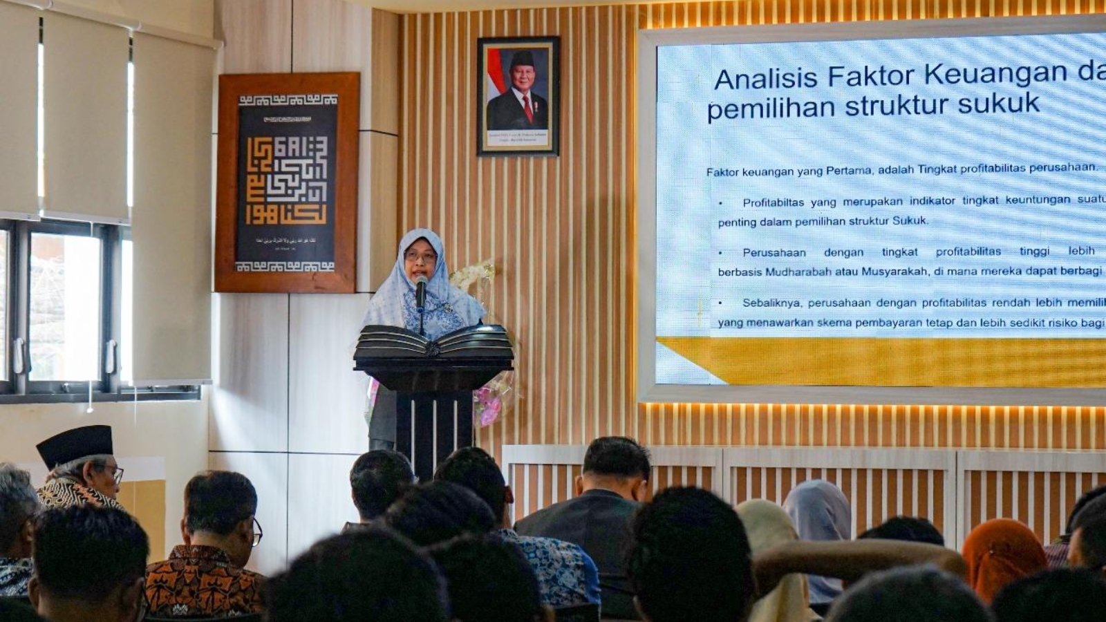 Prof. Dr. Datien Eriska Utami saat menyampaikan orasi ilmiah Guru Besar di Aula FEBI UIN Raden Mas Said Surakarta. Dalam pidatonya, beliau mengupas tuntas dinamika pasar sukuk global dan strategi masa depan keuangan syariah dunia.