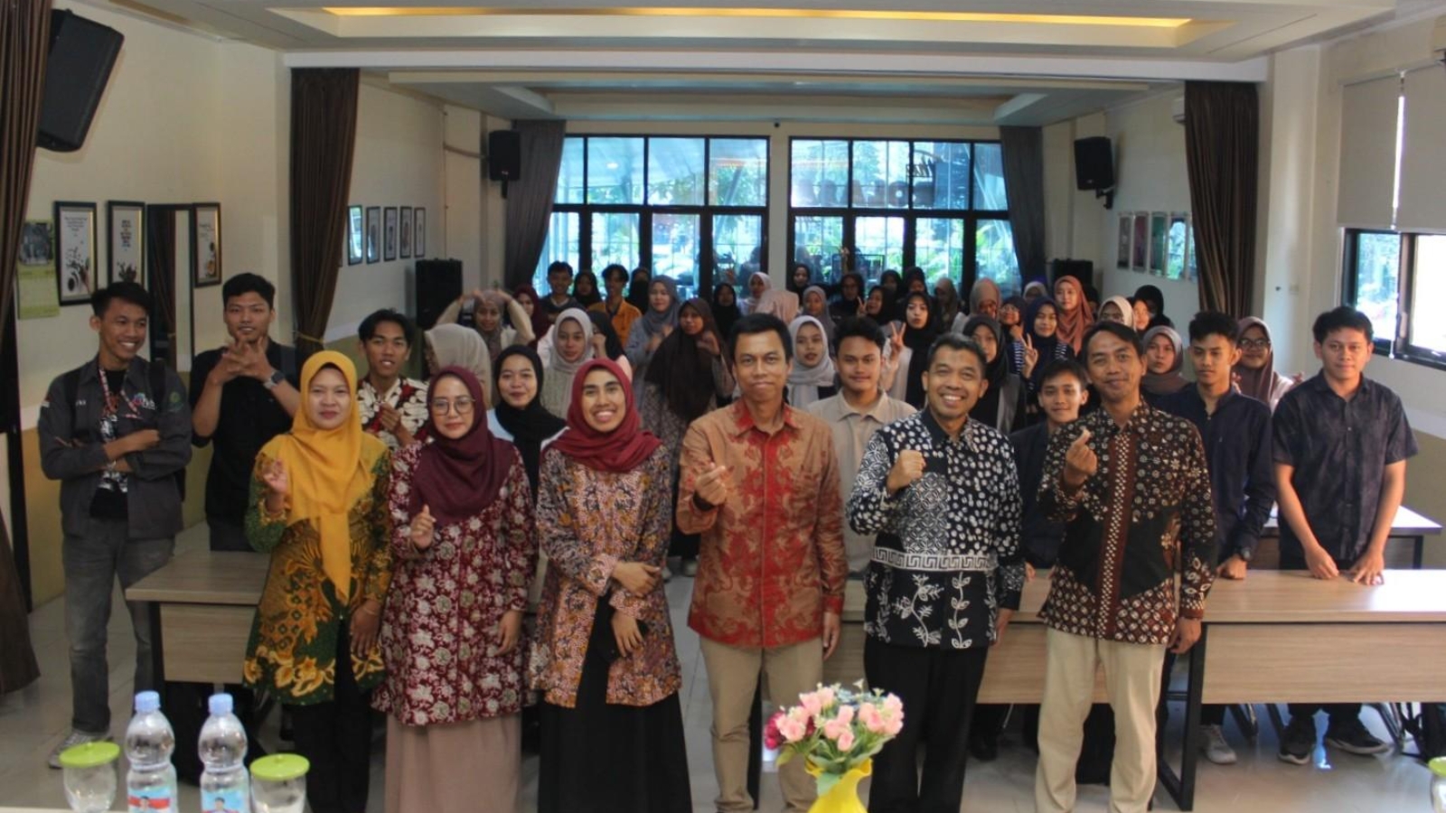 Mahasiswa Akuntansi FEBI menyimak paparan program magister dengan antusias di Aula Lantai