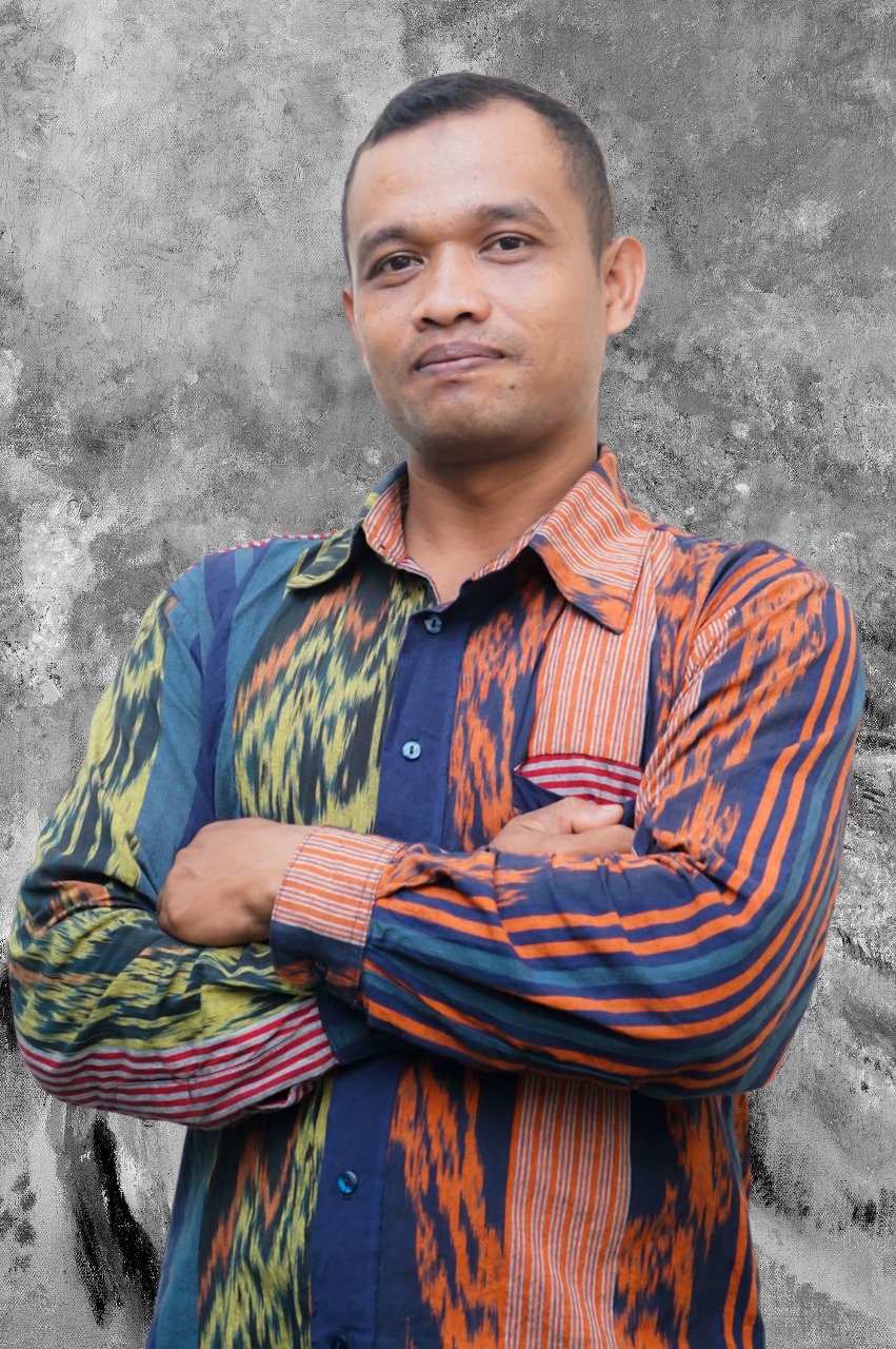 Potret formal seorang tenaga kependidikan Fakultas Ekonomi dan Bisnis Islam (FEBI) UIN Raden Mas Said Surakarta. Mengenakan pakaian kerja rapi dengan latar belakang ruangan kantor atau logo institusi. Ekspresi ramah dan profesional mencerminkan dedikasi dalam melayani kebutuhan akademik dan administratif mahasiswa maupun dosen di lingkungan FEBI.