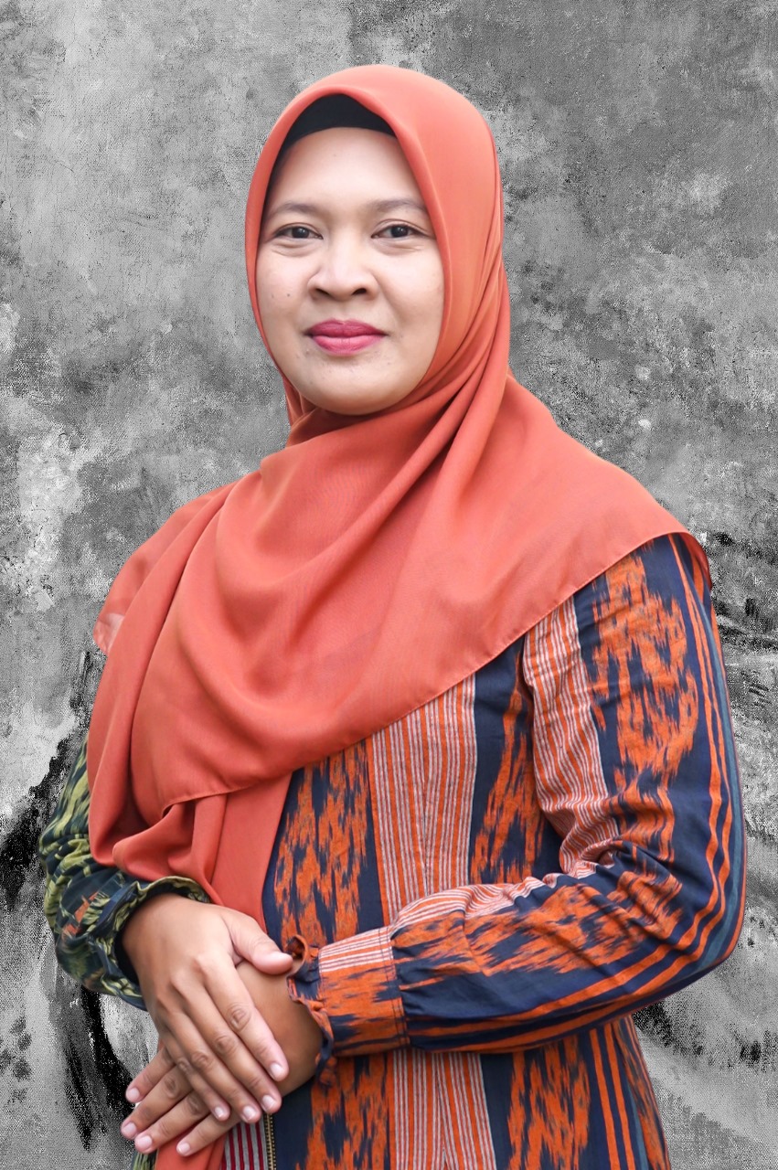 Potret formal seorang tenaga kependidikan Fakultas Ekonomi dan Bisnis Islam (FEBI) UIN Raden Mas Said Surakarta. Mengenakan pakaian kerja rapi dengan latar belakang ruangan kantor atau logo institusi. Ekspresi ramah dan profesional mencerminkan dedikasi dalam melayani kebutuhan akademik dan administratif mahasiswa maupun dosen di lingkungan FEBI.