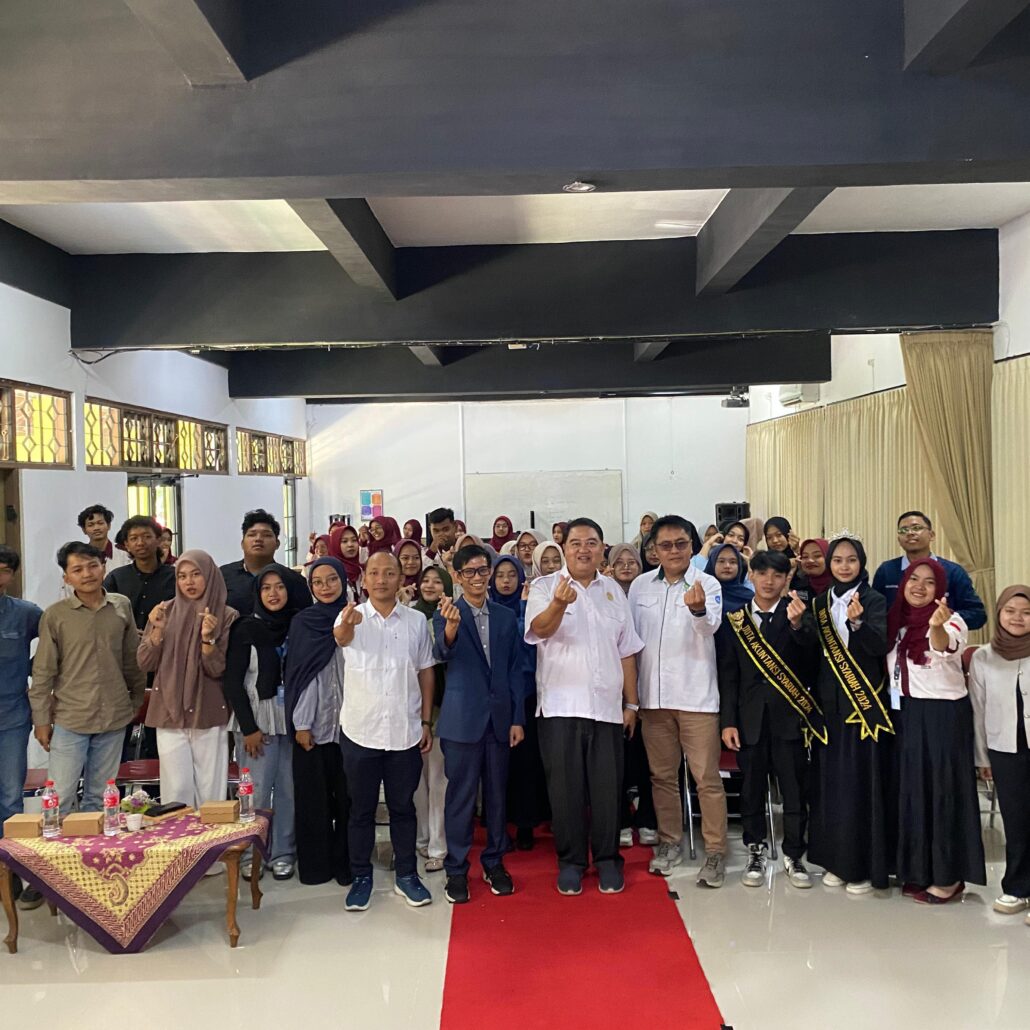Foto bersama peserta, narasumber, dan panitia Workshop Technology in Accounting di akhir acara di FEBI UIN Raden Mas Said Surakarta.