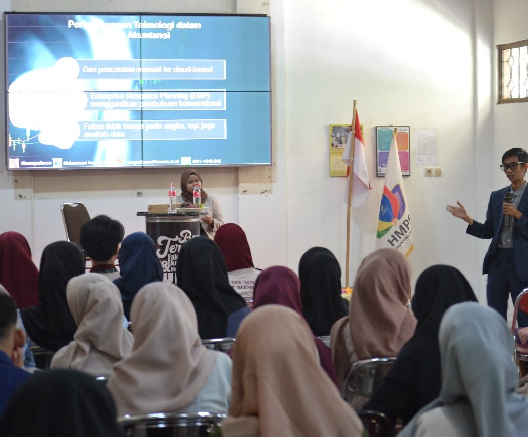 Peserta workshop mempraktikkan input transaksi keuangan menggunakan aplikasi akuntansi di laptop masing-masing.