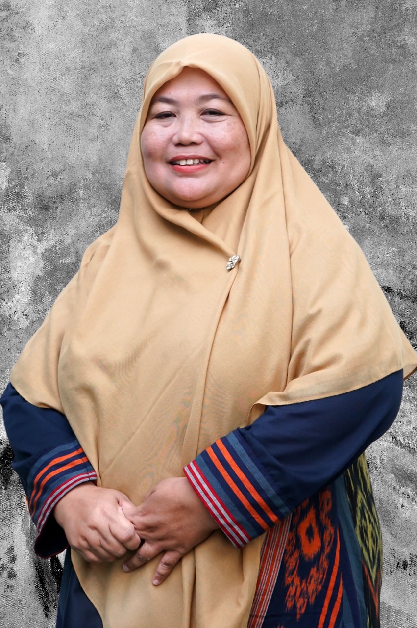 Potret formal seorang tenaga kependidikan Fakultas Ekonomi dan Bisnis Islam (FEBI) UIN Raden Mas Said Surakarta. Mengenakan pakaian kerja rapi dengan latar belakang ruangan kantor atau logo institusi. Ekspresi ramah dan profesional mencerminkan dedikasi dalam melayani kebutuhan akademik dan administratif mahasiswa maupun dosen di lingkungan FEBI.