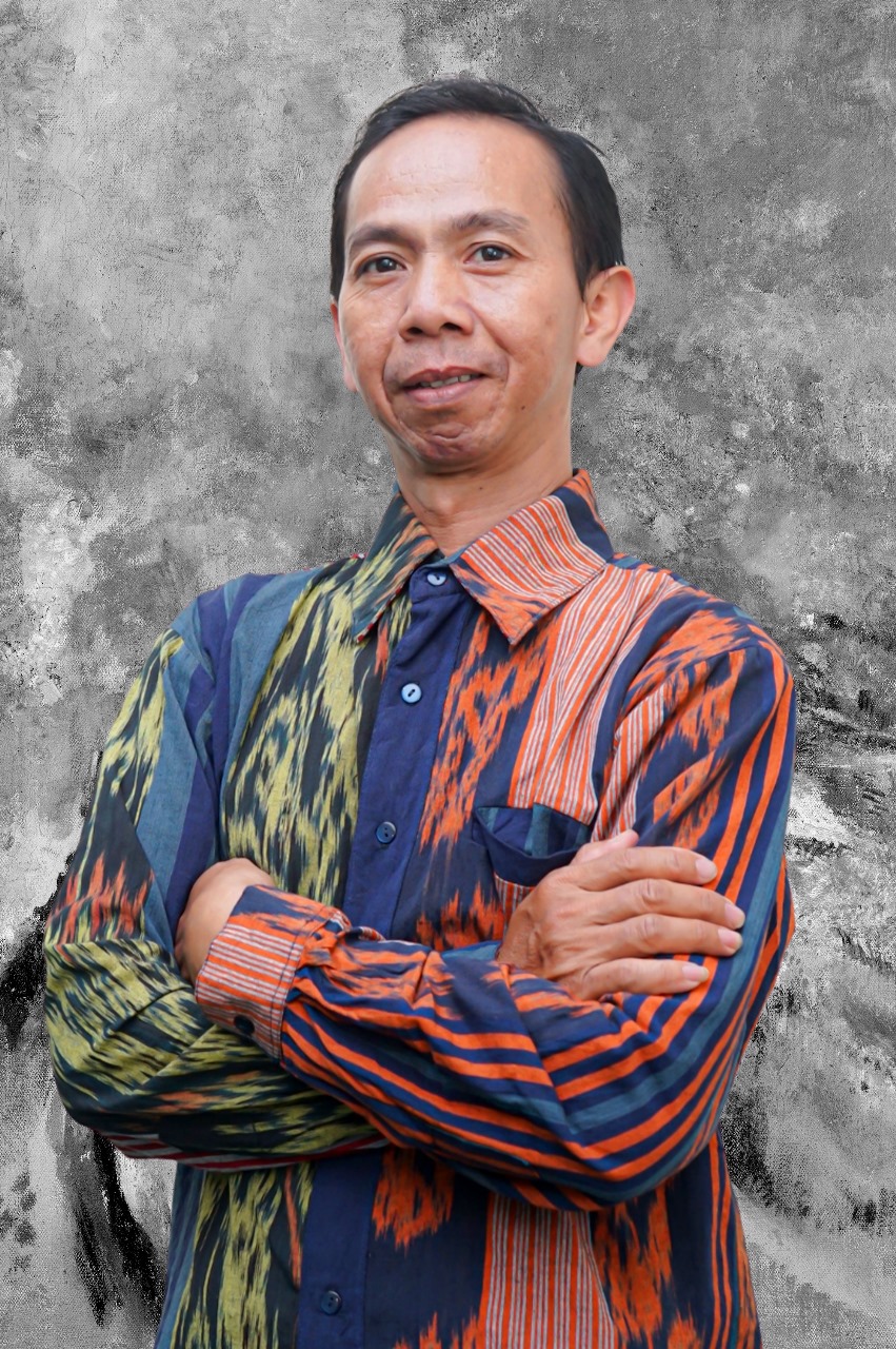 Potret formal seorang tenaga kependidikan Fakultas Ekonomi dan Bisnis Islam (FEBI) UIN Raden Mas Said Surakarta. Mengenakan pakaian kerja rapi dengan latar belakang ruangan kantor atau logo institusi. Ekspresi ramah dan profesional mencerminkan dedikasi dalam melayani kebutuhan akademik dan administratif mahasiswa maupun dosen di lingkungan FEBI.