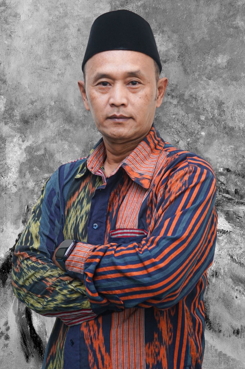 Potret formal seorang tenaga kependidikan Fakultas Ekonomi dan Bisnis Islam (FEBI) UIN Raden Mas Said Surakarta. Mengenakan pakaian kerja rapi dengan latar belakang ruangan kantor atau logo institusi. Ekspresi ramah dan profesional mencerminkan dedikasi dalam melayani kebutuhan akademik dan administratif mahasiswa maupun dosen di lingkungan FEBI.