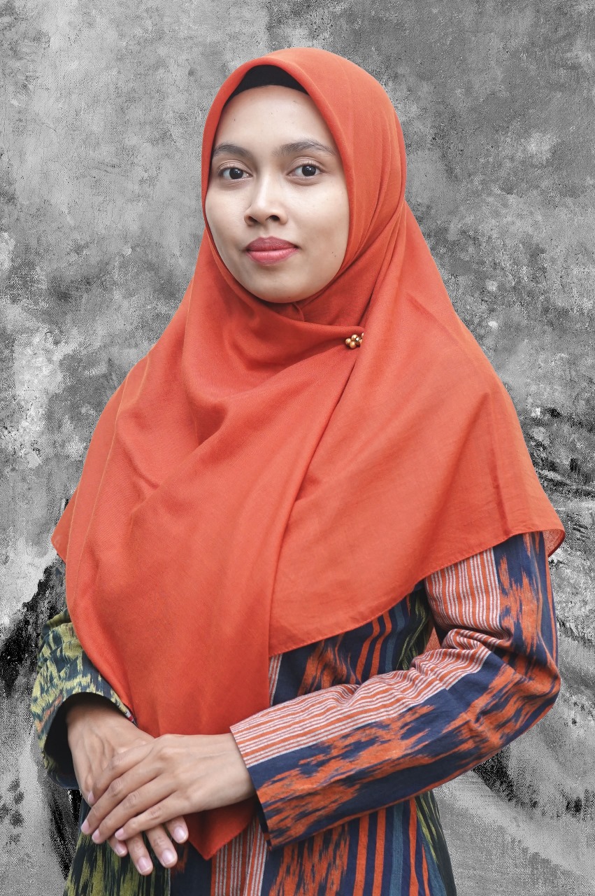 Potret formal seorang tenaga kependidikan Fakultas Ekonomi dan Bisnis Islam (FEBI) UIN Raden Mas Said Surakarta. Mengenakan pakaian kerja rapi dengan latar belakang ruangan kantor atau logo institusi. Ekspresi ramah dan profesional mencerminkan dedikasi dalam melayani kebutuhan akademik dan administratif mahasiswa maupun dosen di lingkungan FEBI.