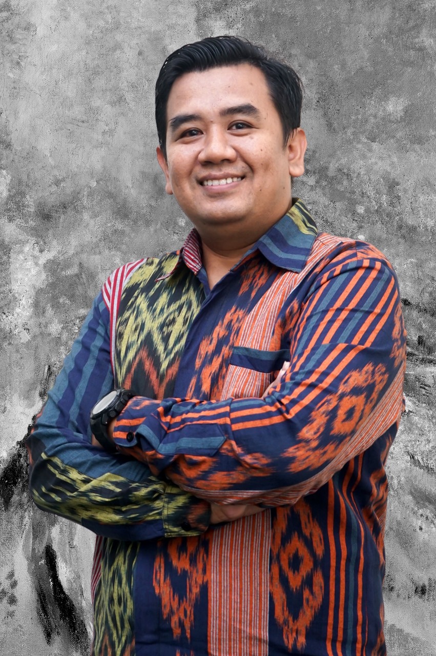 Potret formal seorang tenaga kependidikan Fakultas Ekonomi dan Bisnis Islam (FEBI) UIN Raden Mas Said Surakarta. Mengenakan pakaian kerja rapi dengan latar belakang ruangan kantor atau logo institusi. Ekspresi ramah dan profesional mencerminkan dedikasi dalam melayani kebutuhan akademik dan administratif mahasiswa maupun dosen di lingkungan FEBI.