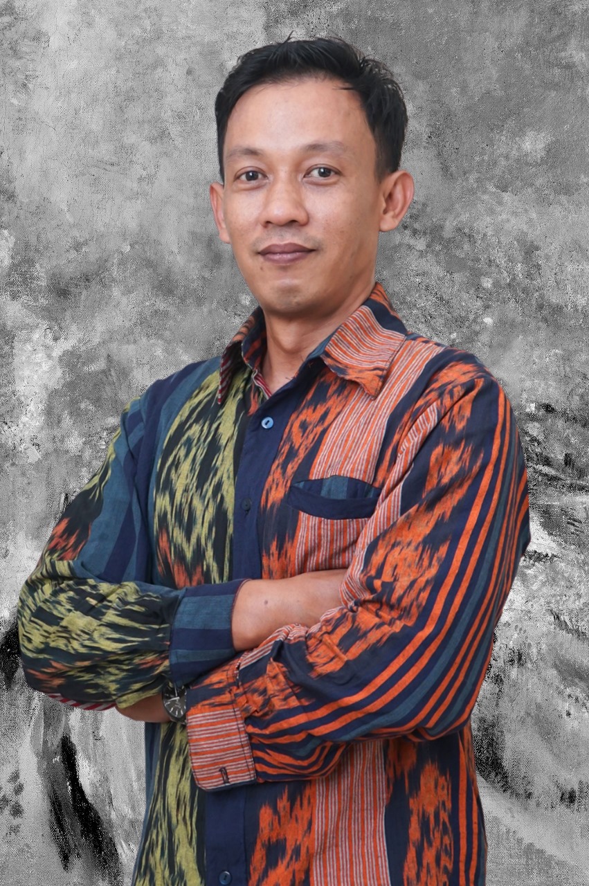 Potret formal seorang tenaga kependidikan Fakultas Ekonomi dan Bisnis Islam (FEBI) UIN Raden Mas Said Surakarta. Mengenakan pakaian kerja rapi dengan latar belakang ruangan kantor atau logo institusi. Ekspresi ramah dan profesional mencerminkan dedikasi dalam melayani kebutuhan akademik dan administratif mahasiswa maupun dosen di lingkungan FEBI.