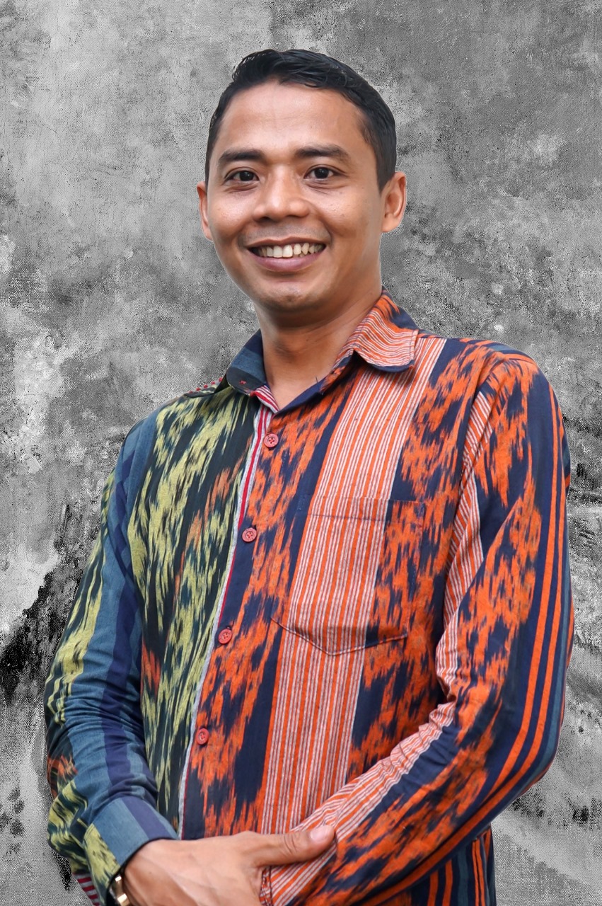 Potret formal seorang tenaga kependidikan Fakultas Ekonomi dan Bisnis Islam (FEBI) UIN Raden Mas Said Surakarta. Mengenakan pakaian kerja rapi dengan latar belakang ruangan kantor atau logo institusi. Ekspresi ramah dan profesional mencerminkan dedikasi dalam melayani kebutuhan akademik dan administratif mahasiswa maupun dosen di lingkungan FEBI.