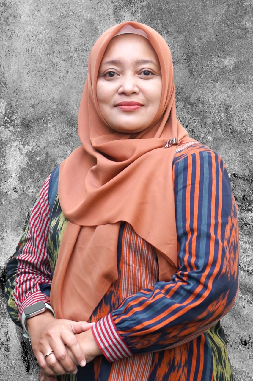 Potret formal seorang tenaga kependidikan Fakultas Ekonomi dan Bisnis Islam (FEBI) UIN Raden Mas Said Surakarta. Mengenakan pakaian kerja rapi dengan latar belakang ruangan kantor atau logo institusi. Ekspresi ramah dan profesional mencerminkan dedikasi dalam melayani kebutuhan akademik dan administratif mahasiswa maupun dosen di lingkungan FEBI.