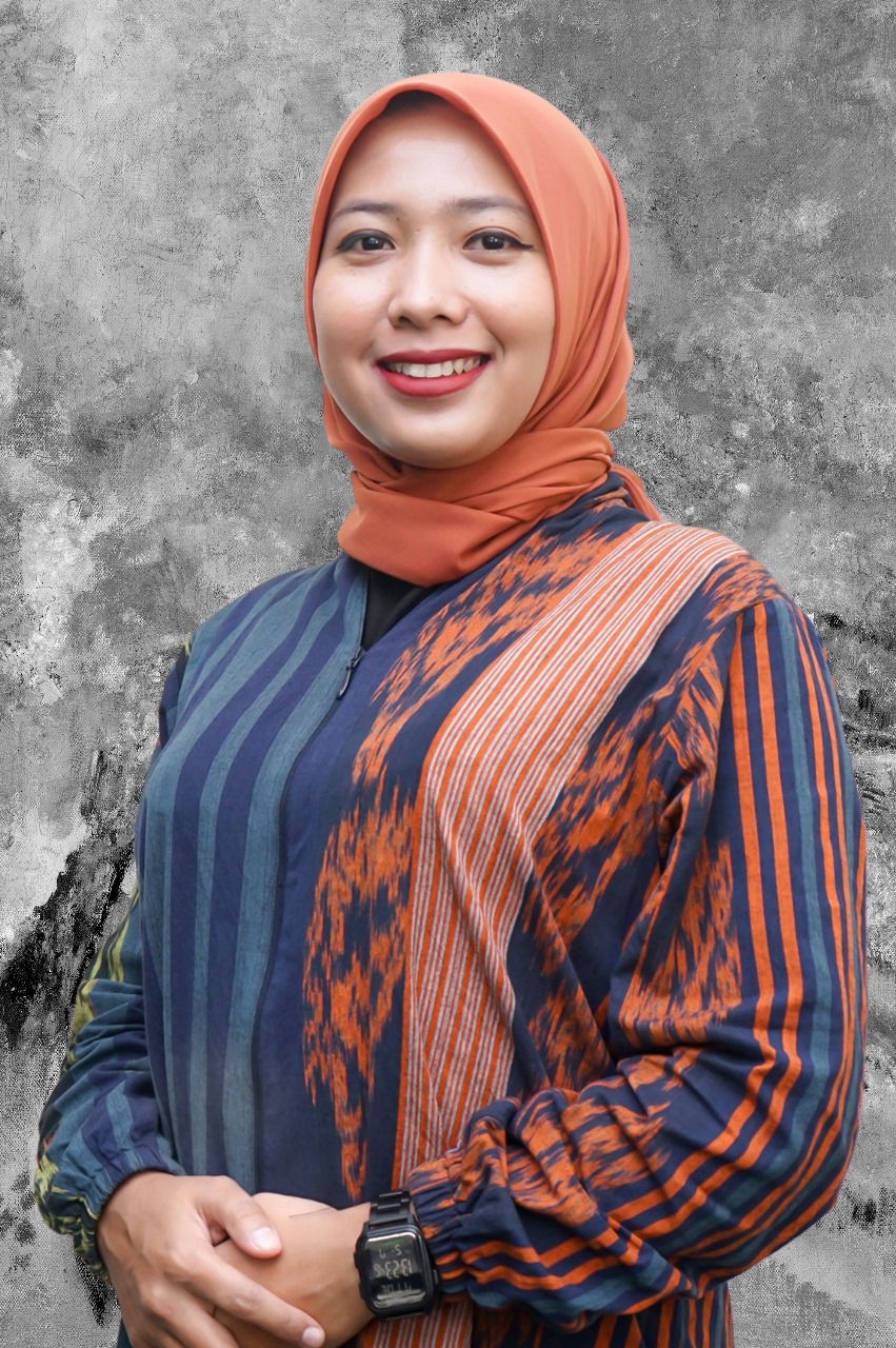 Potret formal seorang tenaga kependidikan Fakultas Ekonomi dan Bisnis Islam (FEBI) UIN Raden Mas Said Surakarta. Mengenakan pakaian kerja rapi dengan latar belakang ruangan kantor atau logo institusi. Ekspresi ramah dan profesional mencerminkan dedikasi dalam melayani kebutuhan akademik dan administratif mahasiswa maupun dosen di lingkungan FEBI.