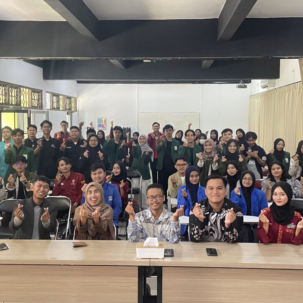 Direktur GIS M. Yusuf Perkasa Wibowo dan Wakil Dekan FEBI Dr. Indah Piliyanti membuka kompetisi Stocklab Milad Ke-10 KSPM
