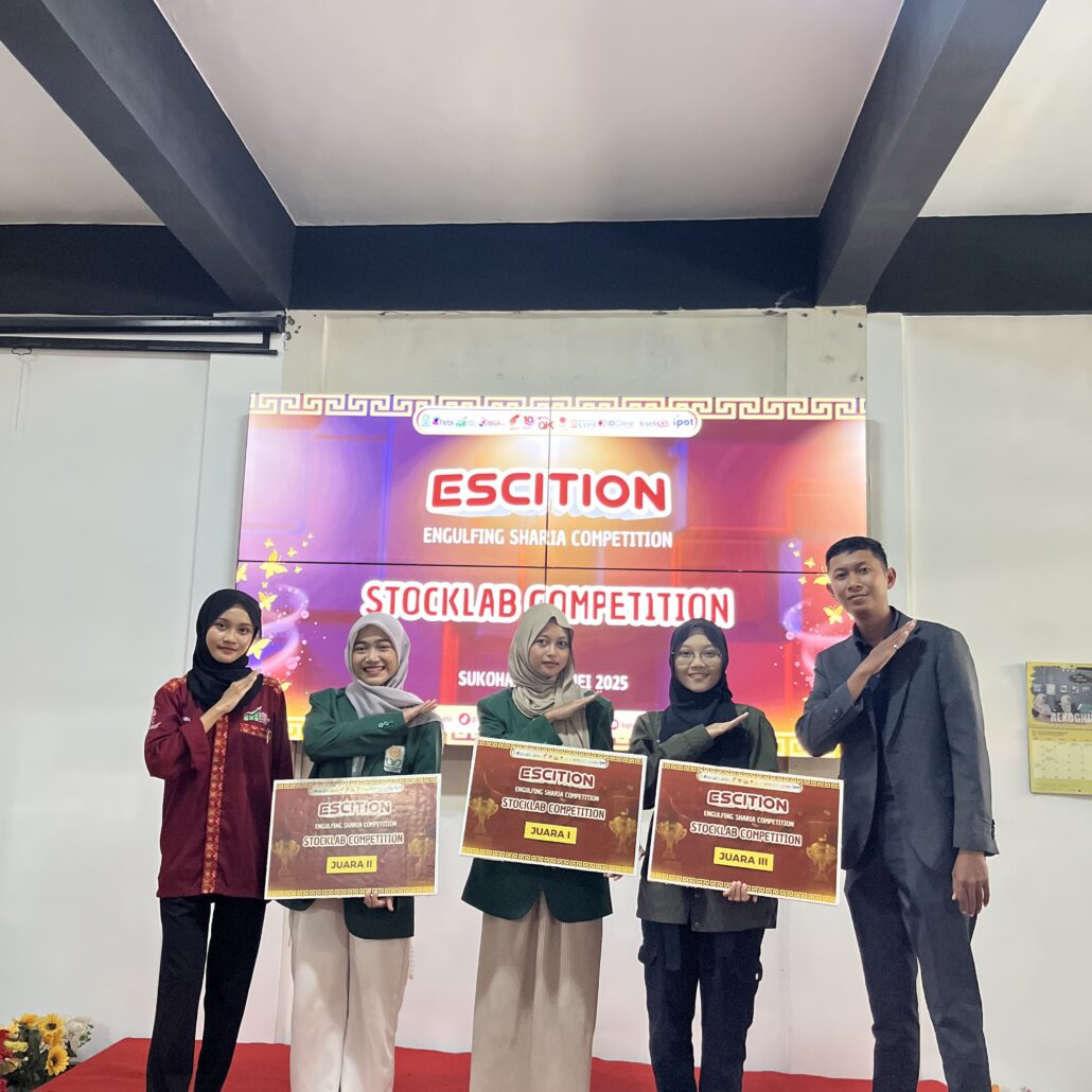 Tiga mahasiswi UIN Sunan Kalijaga menerima penghargaan juara kompetisi Stocklab KSPM FEBI