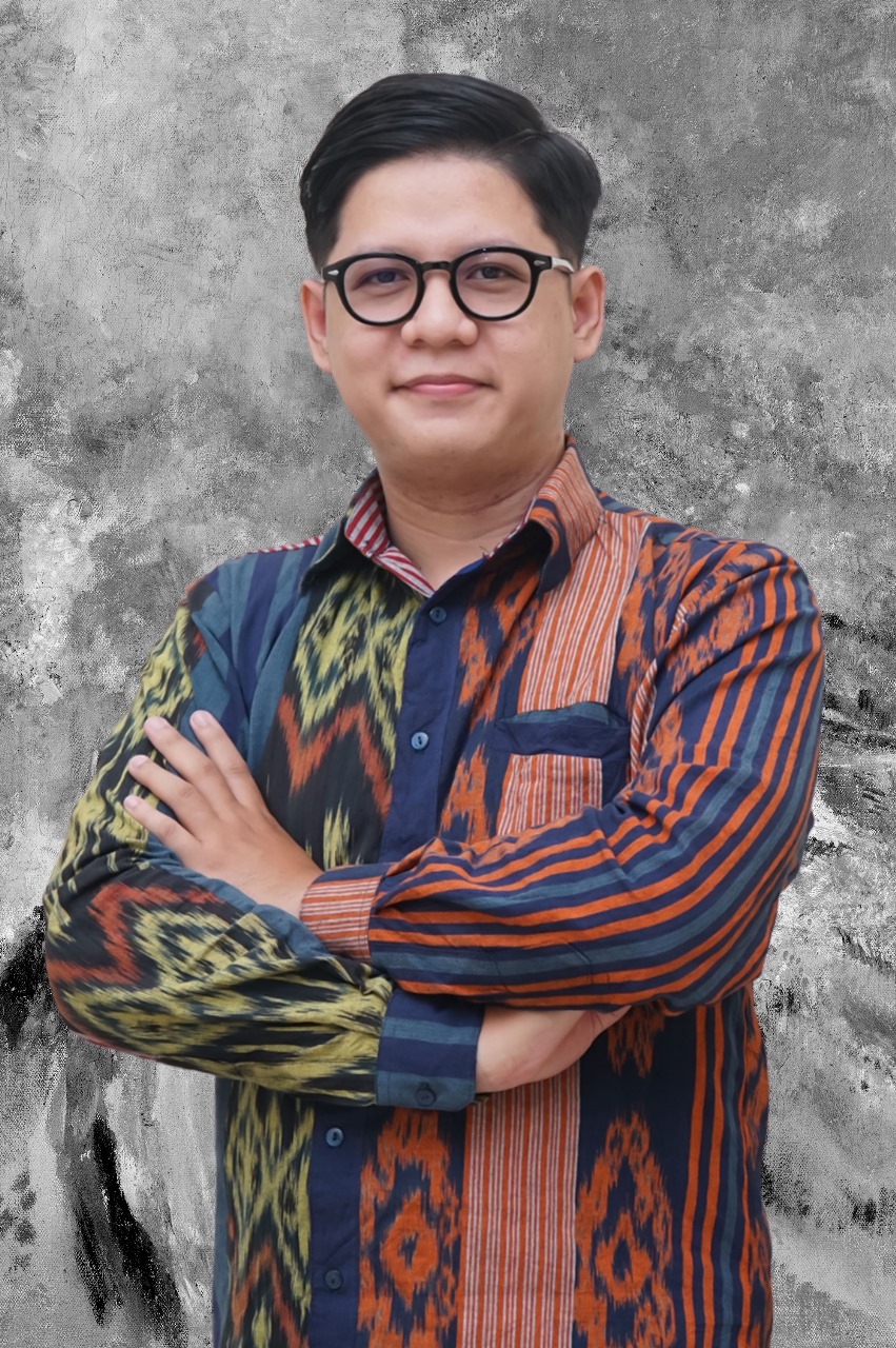 Potret formal seorang tenaga kependidikan Fakultas Ekonomi dan Bisnis Islam (FEBI) UIN Raden Mas Said Surakarta. Mengenakan pakaian kerja rapi dengan latar belakang ruangan kantor atau logo institusi. Ekspresi ramah dan profesional mencerminkan dedikasi dalam melayani kebutuhan akademik dan administratif mahasiswa maupun dosen di lingkungan FEBI.