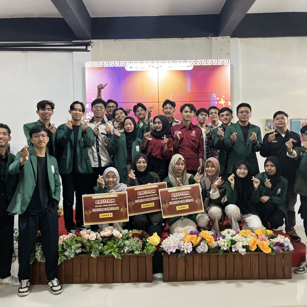 Tiga mahasiswi UIN Sunan Kalijaga menerima penghargaan juara kompetisi Stocklab KSPM FEBI