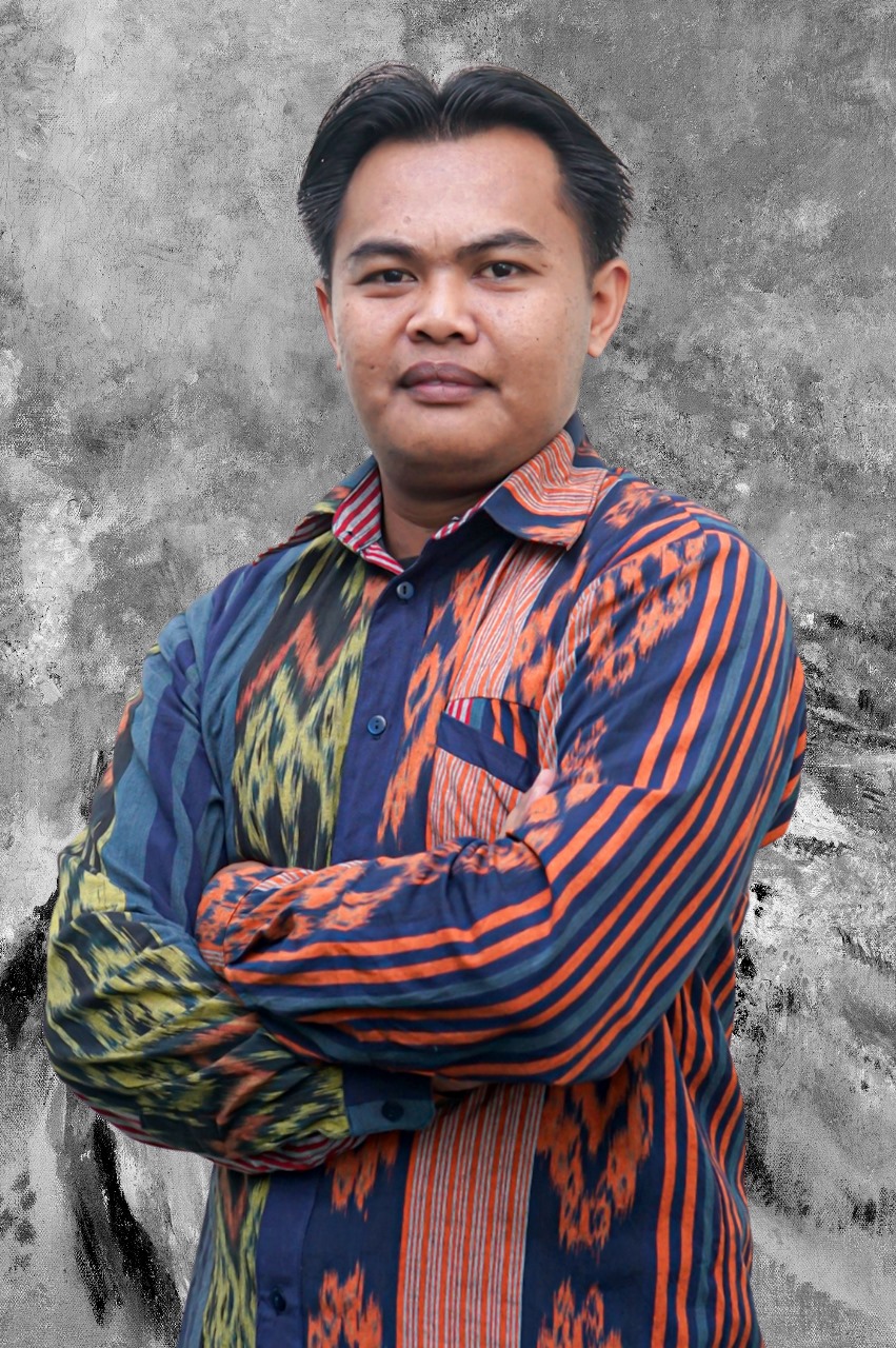 Potret formal seorang tenaga kependidikan Fakultas Ekonomi dan Bisnis Islam (FEBI) UIN Raden Mas Said Surakarta. Mengenakan pakaian kerja rapi dengan latar belakang ruangan kantor atau logo institusi. Ekspresi ramah dan profesional mencerminkan dedikasi dalam melayani kebutuhan akademik dan administratif mahasiswa maupun dosen di lingkungan FEBI.