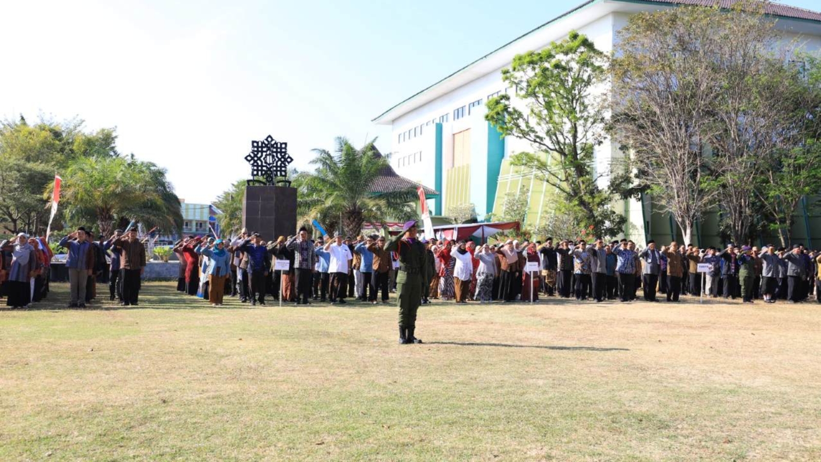 Kesejahteraan Indonesia menurut Studi Harvard menempati peringkat tertinggi dunia. Simak ulasan FEBI UIN Said dari sudut pandang Ekonomi Islam.