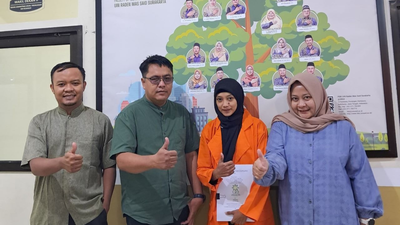 Febrianingrum tersenyum haru seusai munaqosyah, siap mengabdi di PNM.