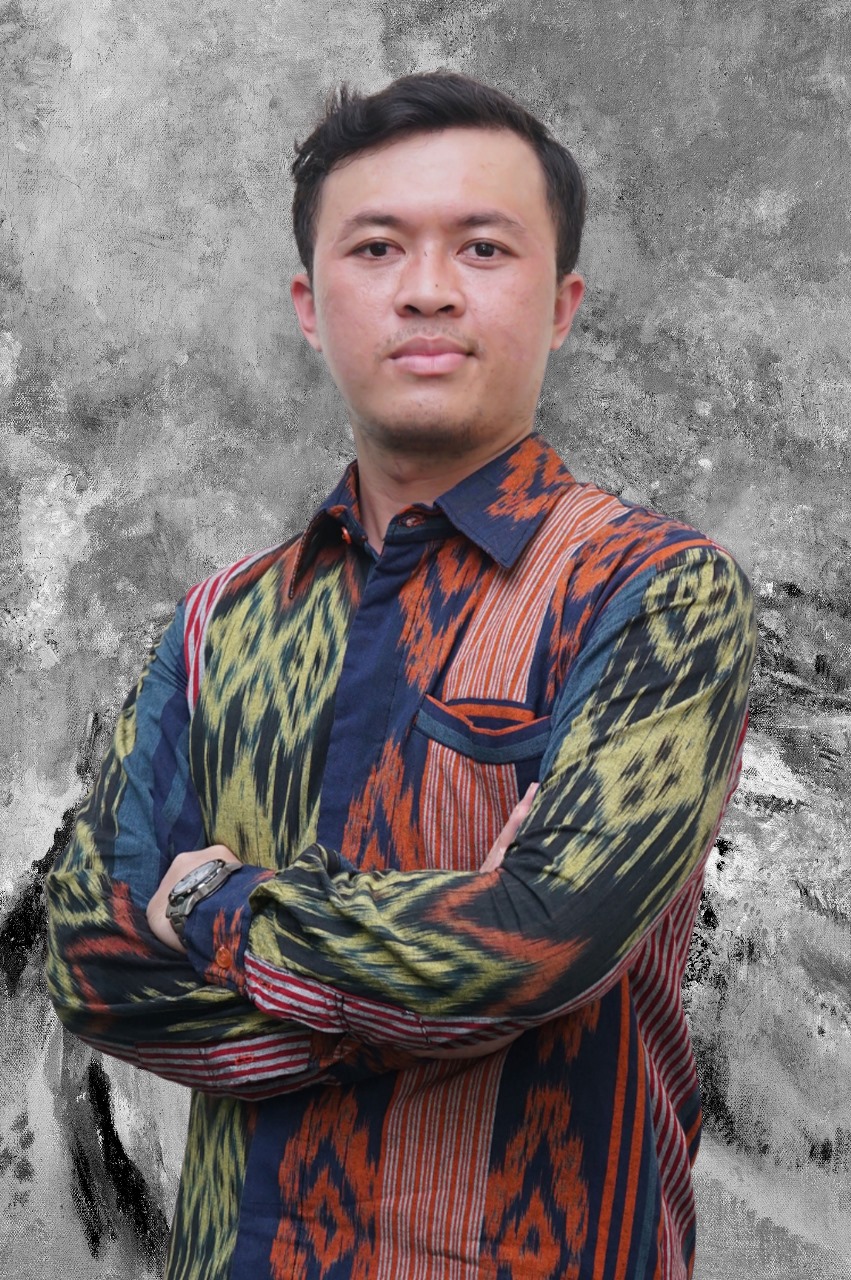 Potret formal seorang tenaga kependidikan Fakultas Ekonomi dan Bisnis Islam (FEBI) UIN Raden Mas Said Surakarta. Mengenakan pakaian kerja rapi dengan latar belakang ruangan kantor atau logo institusi. Ekspresi ramah dan profesional mencerminkan dedikasi dalam melayani kebutuhan akademik dan administratif mahasiswa maupun dosen di lingkungan FEBI.