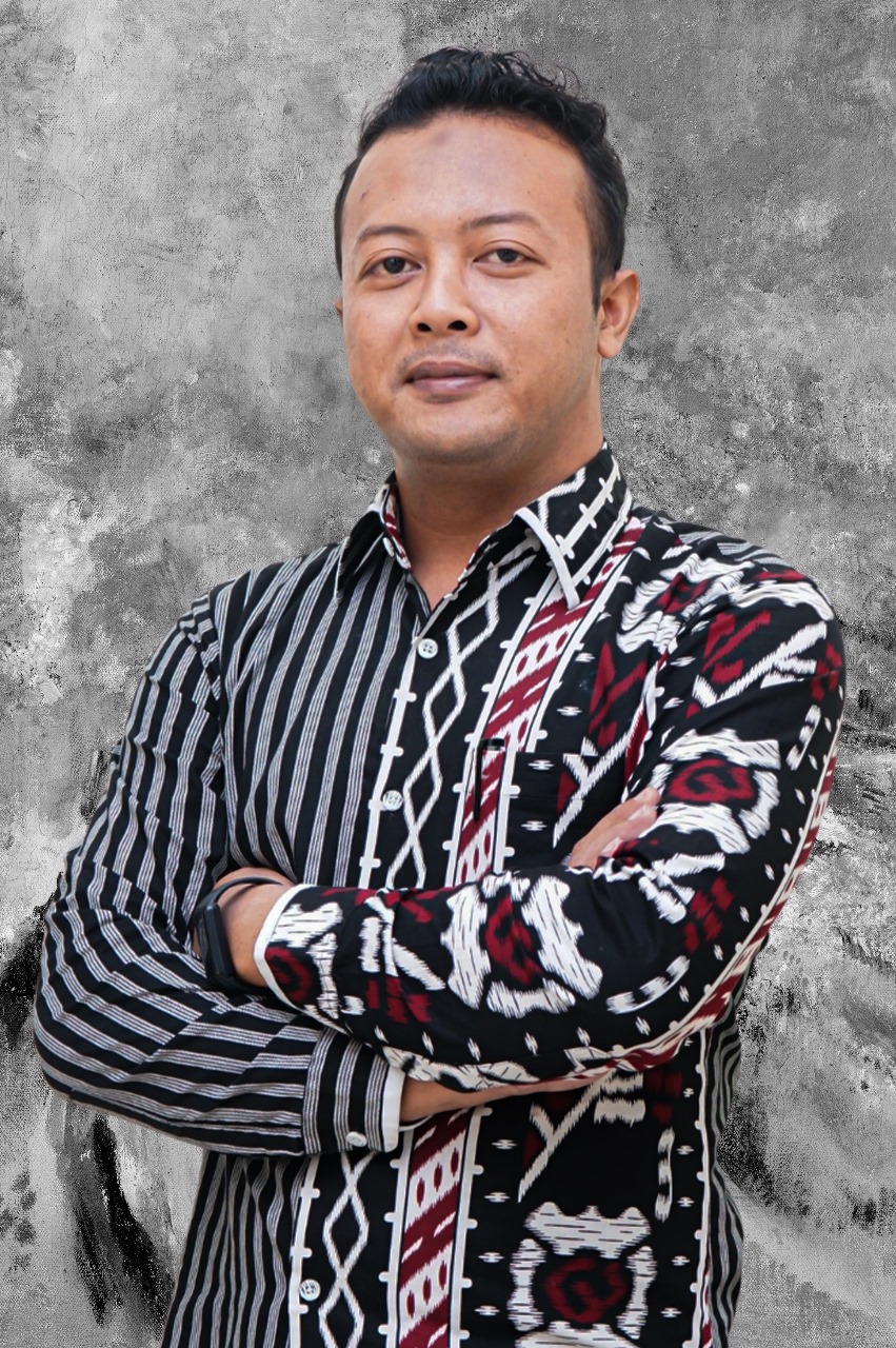 Potret formal seorang tenaga kependidikan Fakultas Ekonomi dan Bisnis Islam (FEBI) UIN Raden Mas Said Surakarta. Mengenakan pakaian kerja rapi dengan latar belakang ruangan kantor atau logo institusi. Ekspresi ramah dan profesional mencerminkan dedikasi dalam melayani kebutuhan akademik dan administratif mahasiswa maupun dosen di lingkungan FEBI.