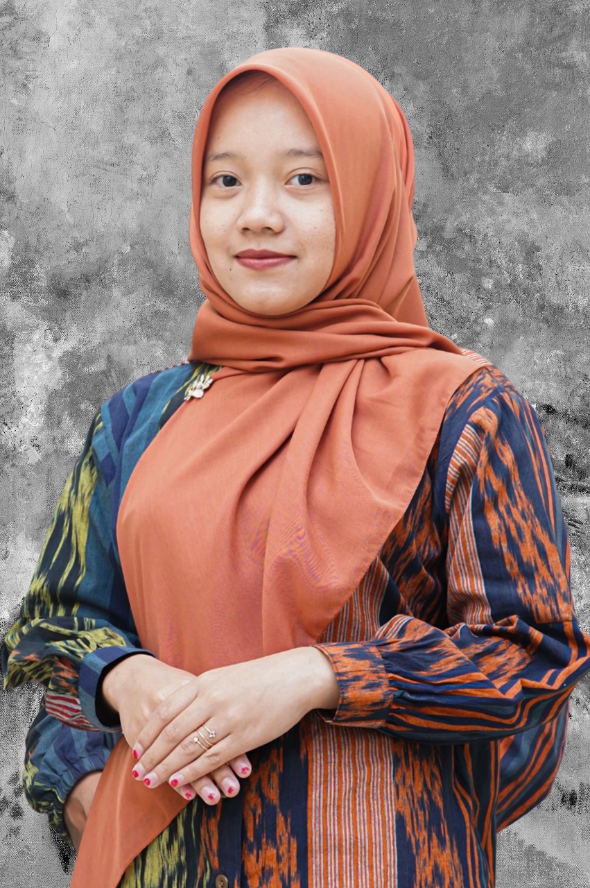 Potret formal seorang tenaga kependidikan Fakultas Ekonomi dan Bisnis Islam (FEBI) UIN Raden Mas Said Surakarta. Mengenakan pakaian kerja rapi dengan latar belakang ruangan kantor atau logo institusi. Ekspresi ramah dan profesional mencerminkan dedikasi dalam melayani kebutuhan akademik dan administratif mahasiswa maupun dosen di lingkungan FEBI.