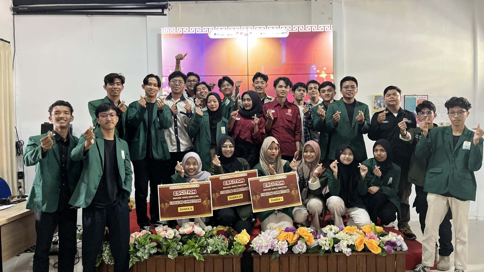 Tiga mahasiswi UIN Sunan Kalijaga menerima penghargaan juara kompetisi Stocklab KSPM FEBI