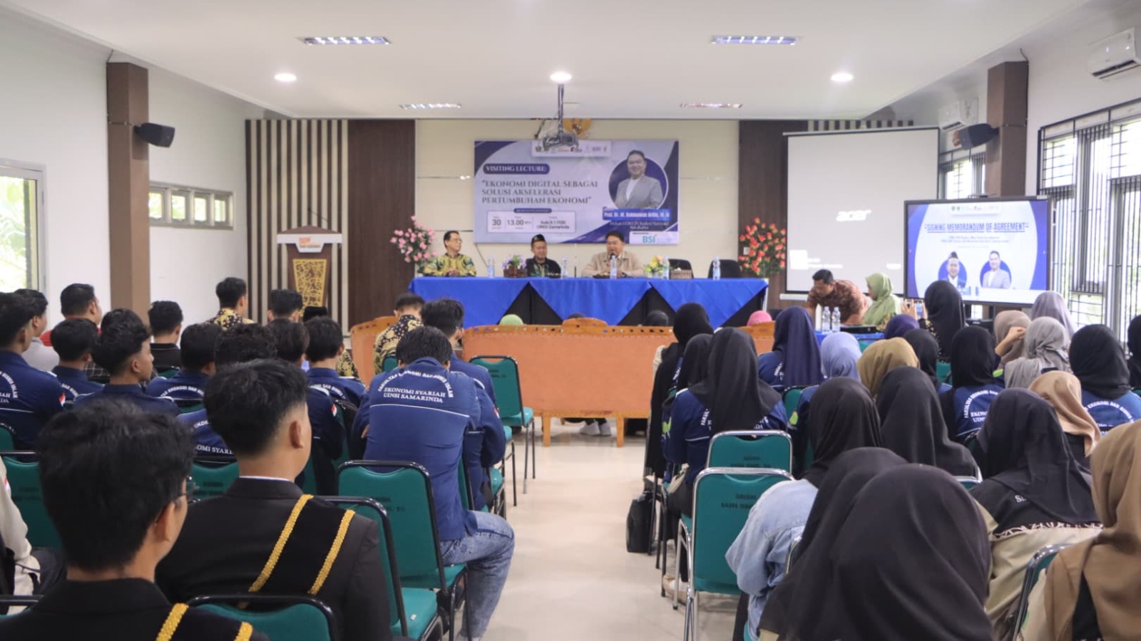 Dekan FEBI menyampaikan kuliah umum kepada civitas akademika UIN Samarinda pada momen Visiting Lecture