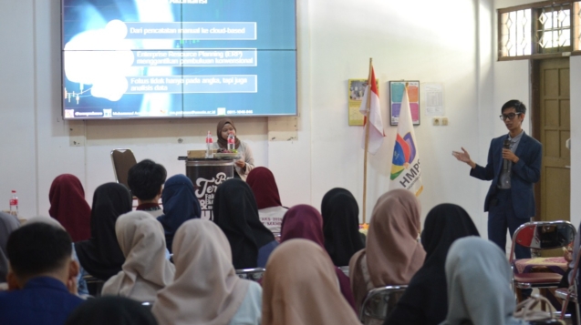 Mahasiswa FEBI mengikuti praktik penggunaan Accurate dalam Workshop Technology in Accounting.