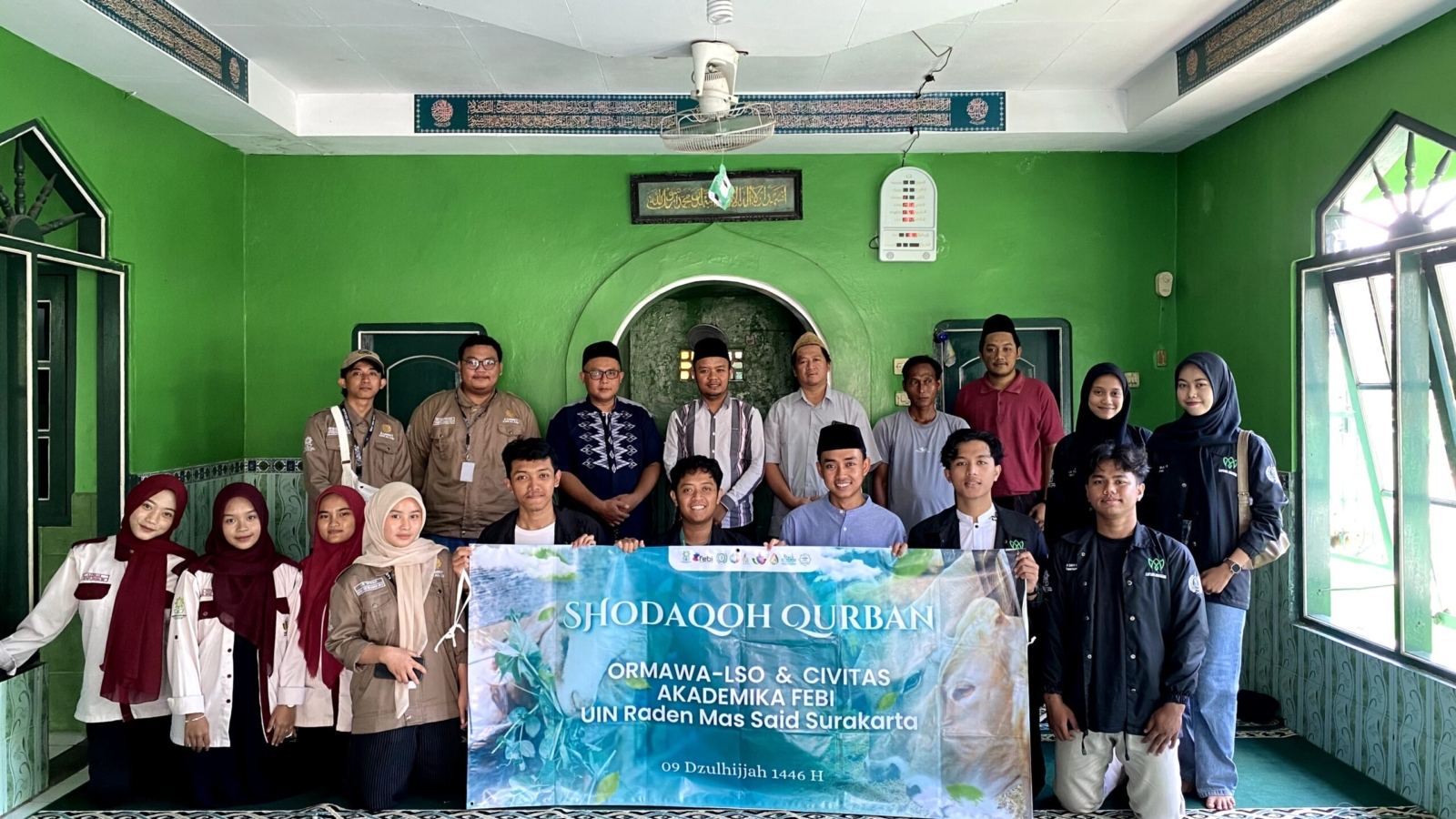 DEMA FEBI UIN Raden Mas Said salurkan 5 kambing dari hasil shodaqoh qurban ke Mushola Al Iman. Mahasiswa terlibat aktif dalam kegiatan sosial kampus.