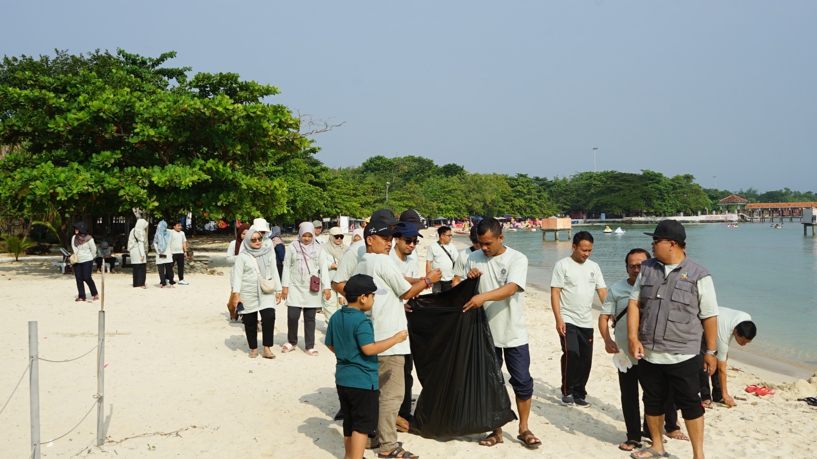 Green Matrix Batch 2 Gelar Aksi Bersih di Pantai Bandengan