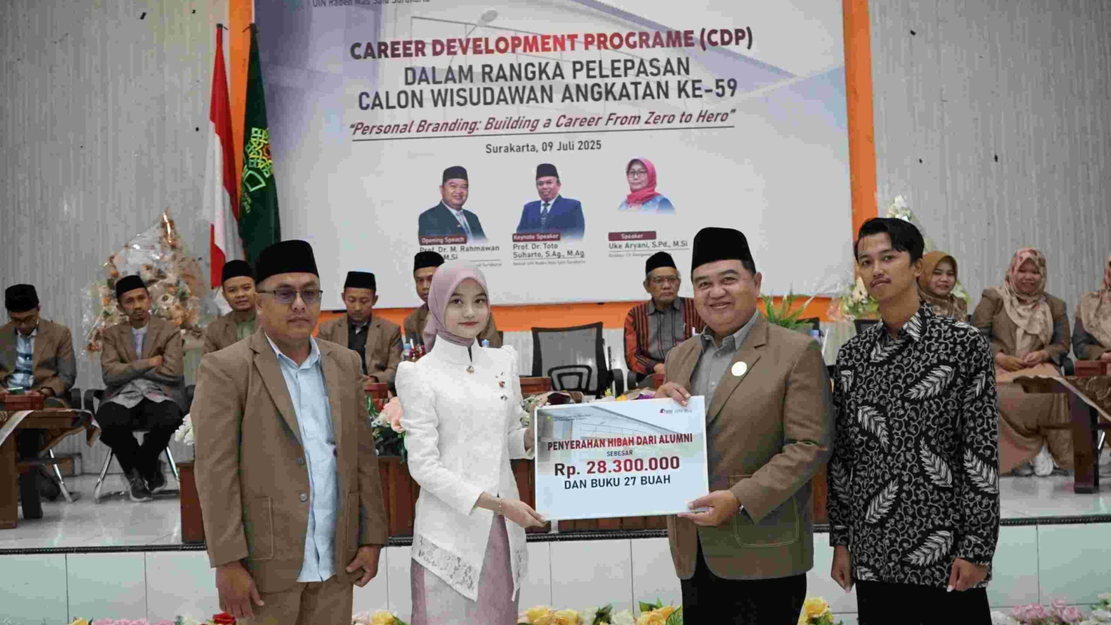 Alumni FEBI Serahkan Hibah Rp28,3 Juta dan 27 Buku saat Pelepasan Wisudawan