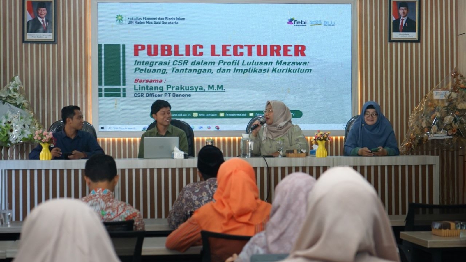 Narasumber dari PT Danone memaparkan materi CSR di Aula Mangkunegara FEBI UIN Surakarta