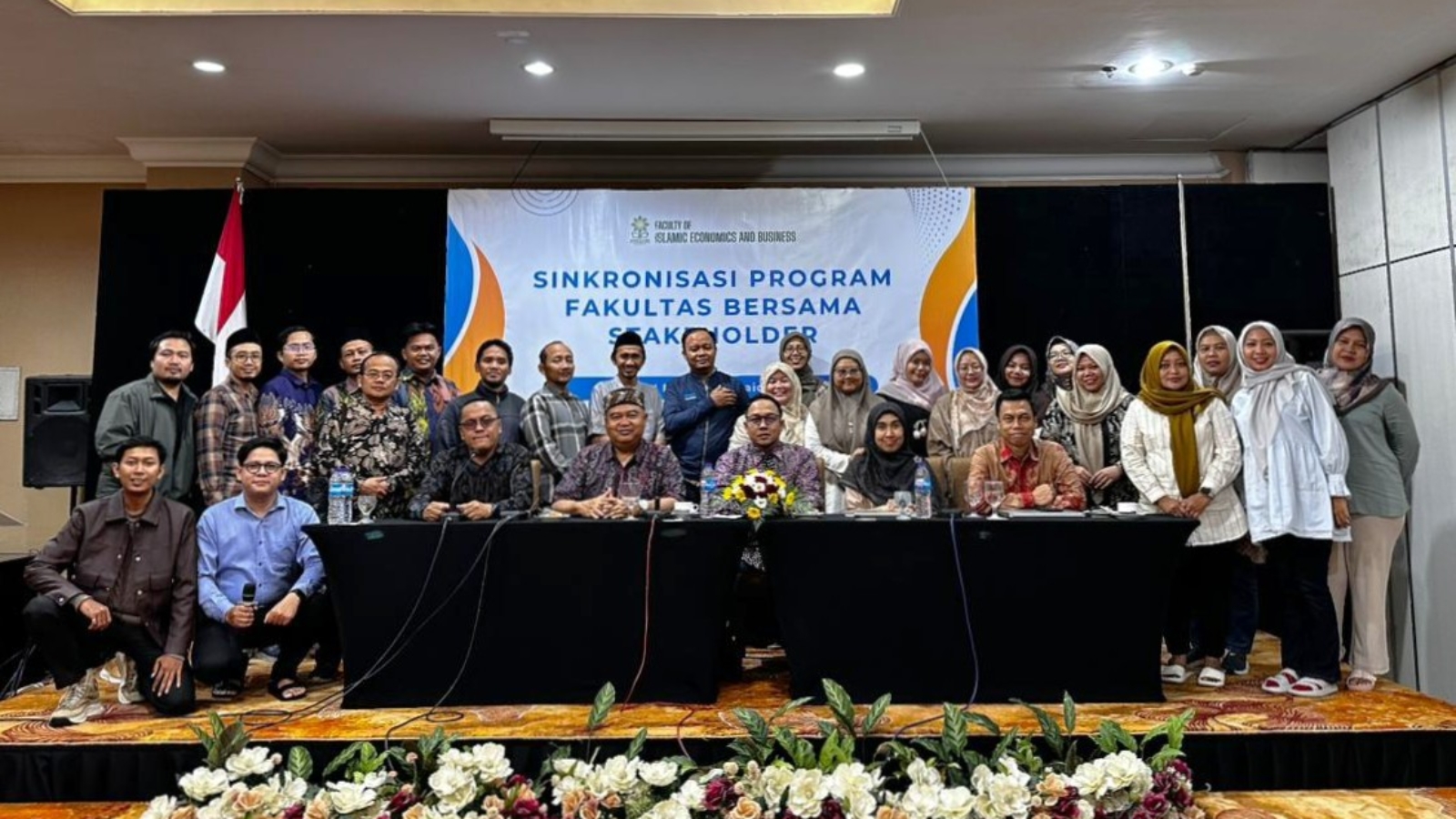 foto bersama peserta kegiatan sinkronisasi program bersama stakeholder febi uin surakarta
