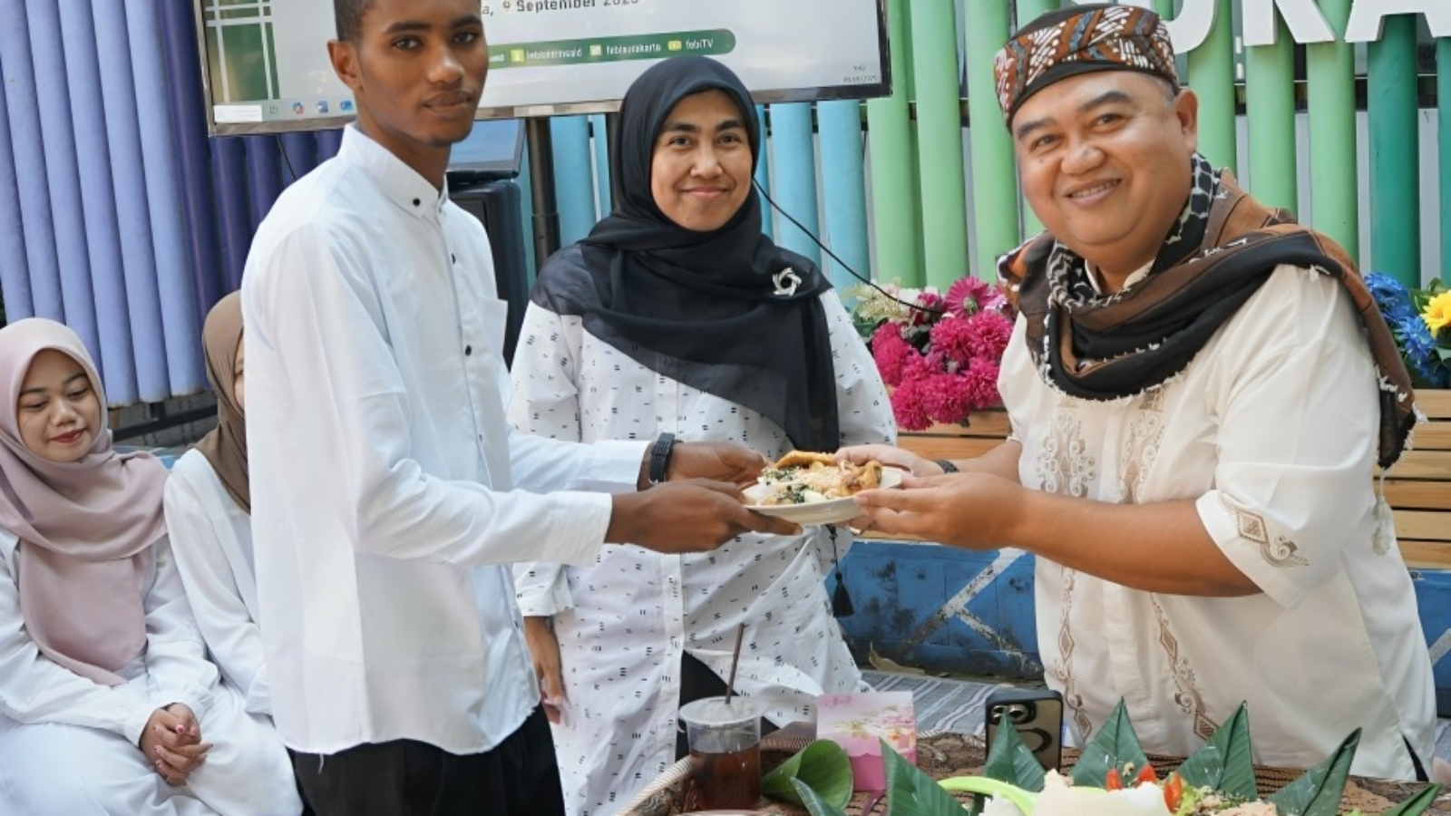 mahasiswa-asing-febi-uin-surakarta-nikmati-tumpeng-usai-ikuti-muqoddaman