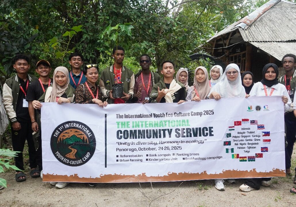 Peserta international Community Services dari FEBI UIN Surakarta berpose bersama sebelum menanam pohon di lahan bekas tambang