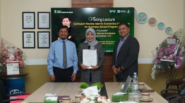 Dr. Aam Slamet Rusydiana Kawal Review Kurikulum OBE Ekonomi Islam di FEBI UIN Surakarta