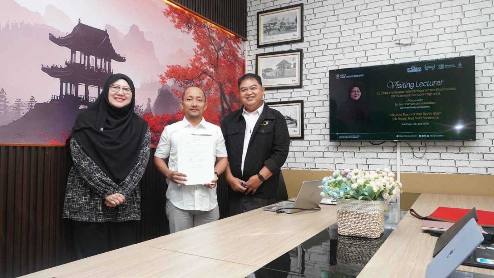 FEBI UIN Surakarta Gelar Review Kurikulum Berstandar Internasional bersama Dr. Nur Zaimah dari Malaysia